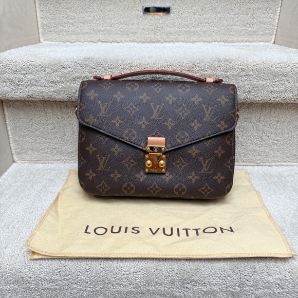 Louis Vuitton Monogram Pochette Metis - Picture 9 of 10